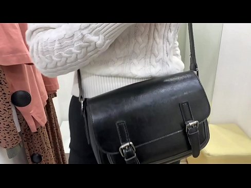 ❤️ Masturbasyona giştî ya keçika ciwan FeralBerry bi dilopek li jûreya fitarê ❤ Porno li porno ku.super-vip.top ️❤