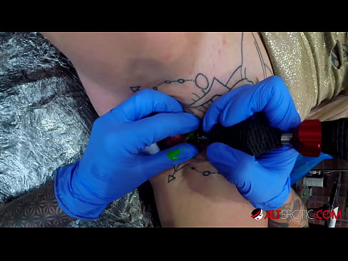 ❤️ Keçika pir tattookirî Sully Savage tattooek li ser klîtorê xwe kir. ❤ Porno li porno ku.super-vip.top ️❤